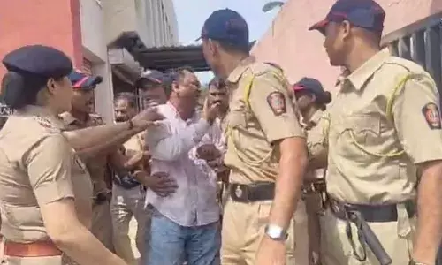 सीएम फडणवीस के काफिले में घुसकर व्यक्ति ने किया आत्मदाह का प्रयास