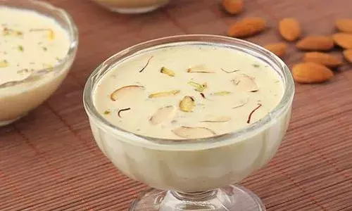 डिनर के बाद बच्चे करते हैं कुछ मीठा खाने की जिद, तो झटपट बनाएं स्वादिष्ट रबड़ी, परिवार का दिल हो जाएगा खुश