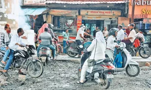 दमोहनाका से जहां ट्रैफिक को डायवर्ट किया वहीं जाकर फंस रहे वाहन