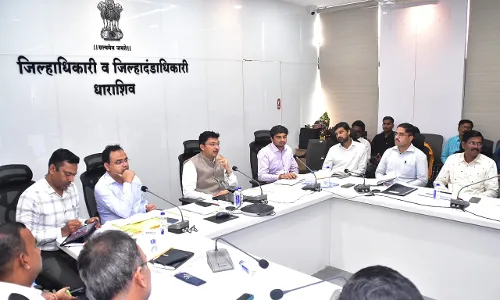 फसल ऋण और अन्य योजनाओं के लिए समय पर ऋण उपलब्ध कराएं बैंक - जिलाधिकारी