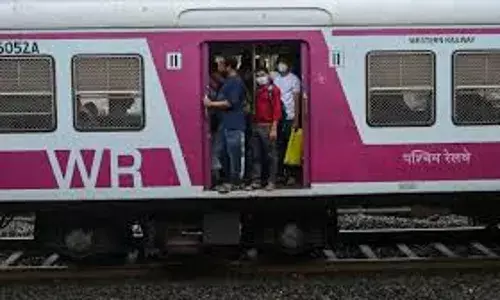रेलवे से लोकल ट्रेनों में स्वचालित दरवाजे लगाने पर विचार करने का आग्रह