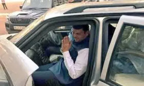 मुख्यमंत्री देवेंद्र फडणवीस के काफिले में घुसकर आत्मदाह की कोशिश, युवक गिरफ्तार