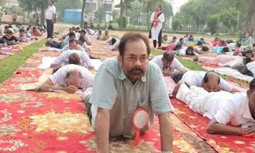 मजहब या मुल्क की दीवार में मत बांधो, BJP नेता मुख्तार अब्बास नकवी ने योग को बताया वैश्विक उपहार