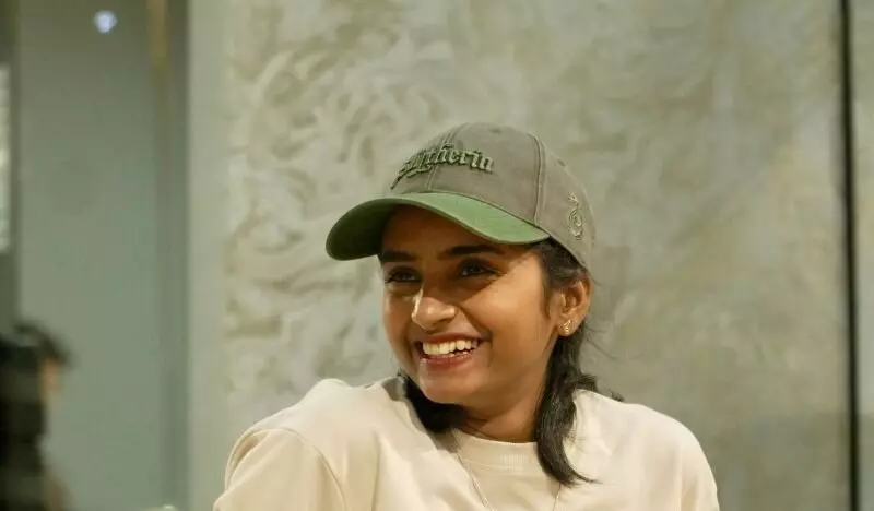 जिसने अपने सपनों को फोन की स्क्रीन से दुनिया की स्क्रीन तक पहुंचा दिया जिसने अपने सपनों को फोन की स्क्रीन से दुनिया की स्क्रीन तक पहुंचा दिया