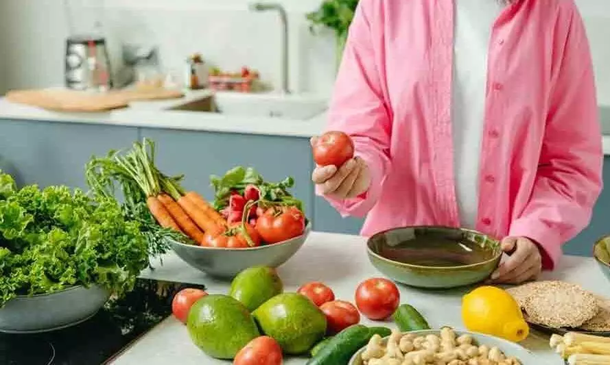 मानसून ने दे दी है दस्तक, अब हो जाएं सावधान! जानें बारिश के मौसम में किन खानों से बचना है जरूरी मानसून ने दे दी है दस्तक, अब हो जाएं सावधान! जानें बारिश के मौसम में किन खानों से बचना है जरूरी