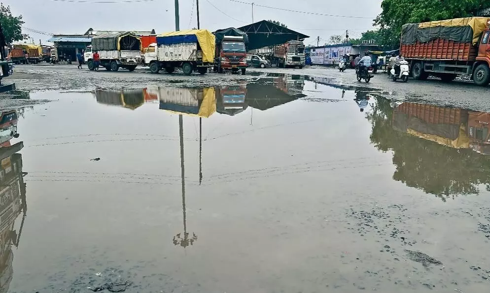 रिमझिम बारिश में ही कई जगह भरा पानी, नगर निगम को कोई फिक्र नहीं रिमझिम बारिश में ही कई जगह भरा पानी, नगर निगम को कोई फिक्र नहीं