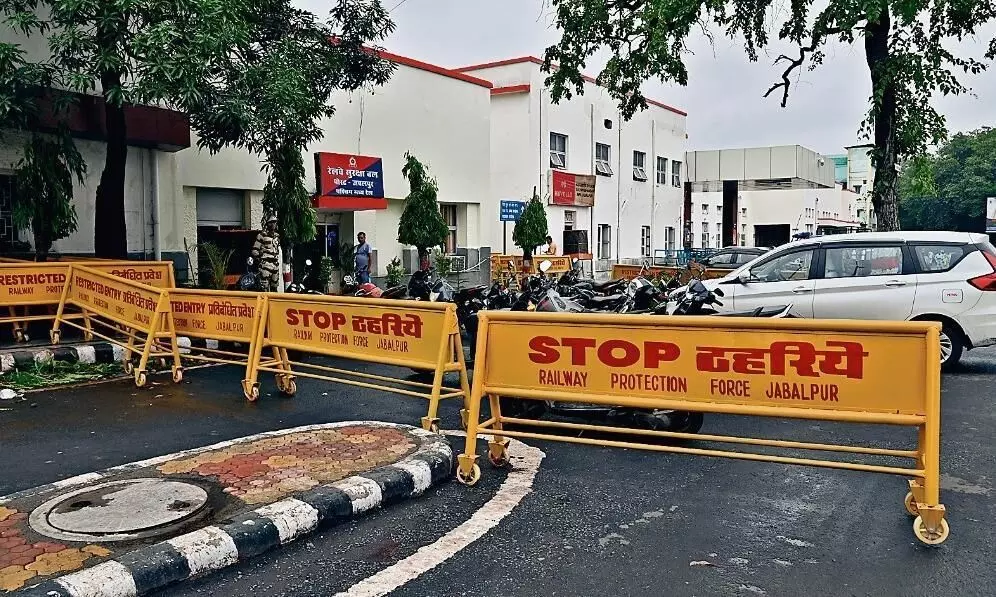 भीड़ रोकने का नया फाॅर्मूला, अब ट्रेन आने के वक्त ही प्लेटफाॅर्म पर जाएंगे यात्री भीड़ रोकने का नया फाॅर्मूला, अब ट्रेन आने के वक्त ही प्लेटफाॅर्म पर जाएंगे यात्री
