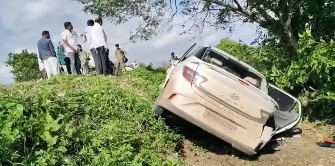 अनियंत्रित कार ने 14 वर्षीय बालक को मारी टक्कर , उपचार के दौरान मौत अनियंत्रित कार ने 14 वर्षीय बालक को मारी टक्कर , उपचार के दौरान मौत