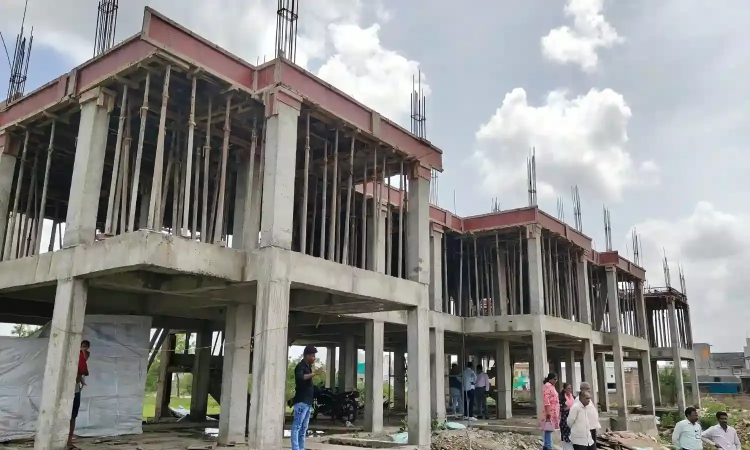पीएम आवास में प्लास्टर से पहले ही स्लैब में दरार, ग्राउंड कॉलम झुके