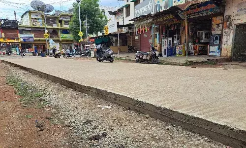 सीसी सडक़ बनाकर एक माह में नहीं भरी पटरी