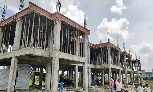 पीएम आवास में प्लास्टर से पहले ही स्लैब में दरार, ग्राउंड कॉलम झुके