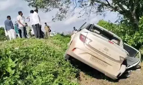अनियंत्रित कार ने 14 वर्षीय बालक को मारी टक्कर , उपचार के दौरान मौत
