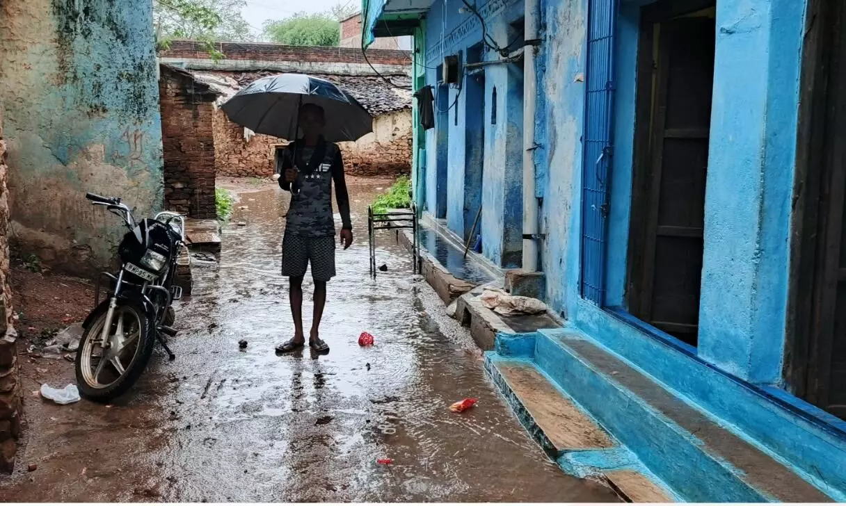 नाली नहीं होने से बनी जलभराव की समस्या, लोग परेशान, बरसात के चार माह एक फुट ऊंचाई तक भरा रहता है गंदा पानी नाली नहीं होने से बनी जलभराव की समस्या, लोग परेशान, बरसात के चार माह एक फुट ऊंचाई तक भरा रहता है गंदा पानी