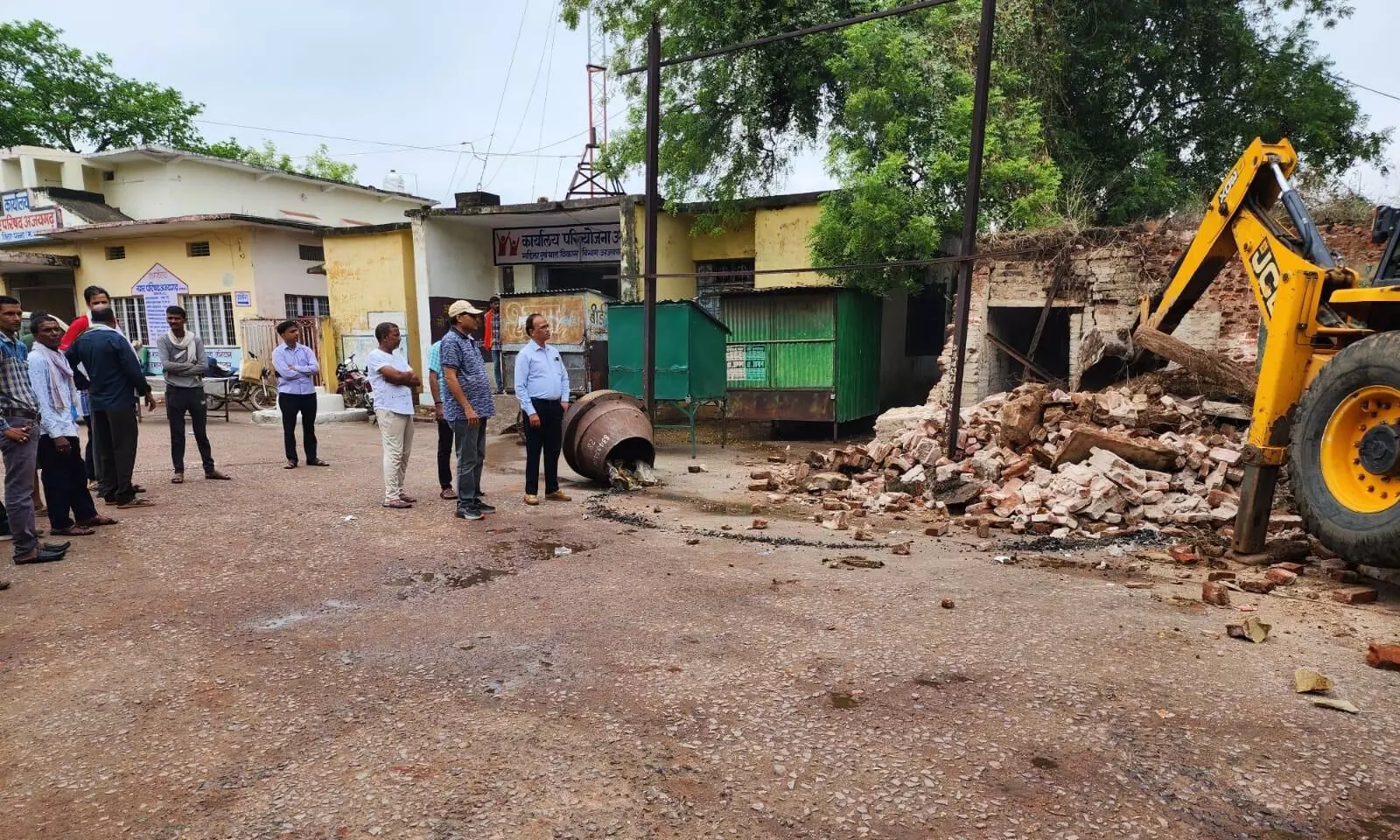पुराने दो जर्जर भवनों को नगर परिषद अमले ने किया जमींदोज पुराने दो जर्जर भवनों को नगर परिषद अमले ने किया जमींदोज