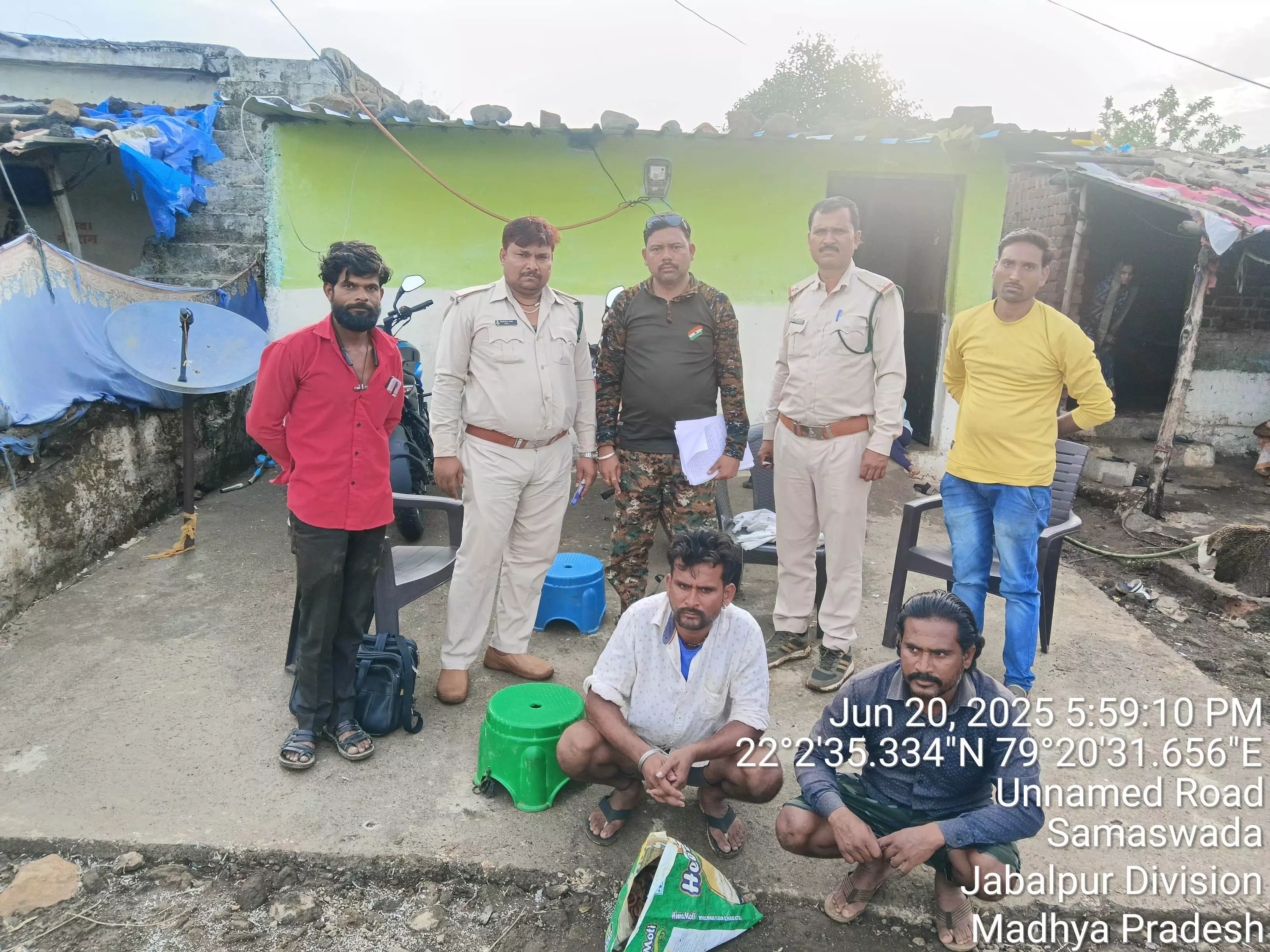 कस्तूरी बिलाव का शिकार कर पका रहे थे मांस, दो पकड़ाए कस्तूरी बिलाव का शिकार कर पका रहे थे मांस, दो पकड़ाए