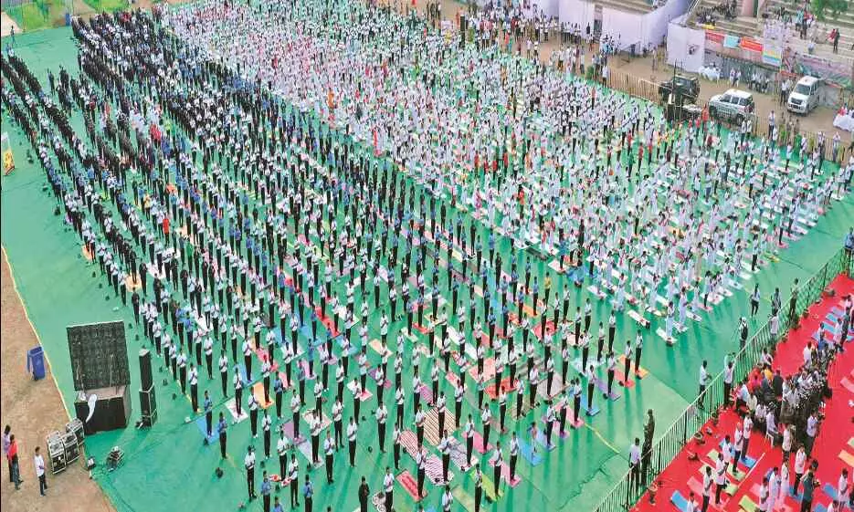 यशवंत स्टेडियम में हजारों योग साधकों ने की सहभागिता, मनाया विश्व योग दिवस यशवंत स्टेडियम में हजारों योग साधकों ने की सहभागिता, मनाया विश्व योग दिवस
