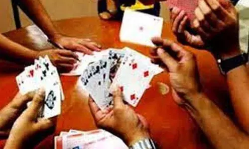 गेवराई में जुआ अड्डे पर पुलिस की छापामारी, नगद समेत 9 लाख रूपए का माल जब्त