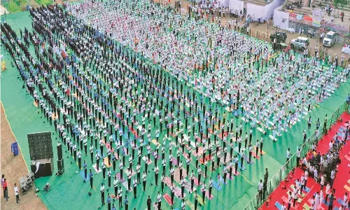 यशवंत स्टेडियम में हजारों योग साधकों ने की सहभागिता, मनाया विश्व योग दिवस