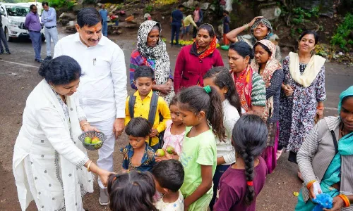 जब मुख्यमंत्री डॉ. मोहन यादव ने बारिआम गांव की महिलाओं से खरीदे आम, बच्चों को दुलारा, आम खिलाए और रोज स्कूल जाने की मनुहार भी की