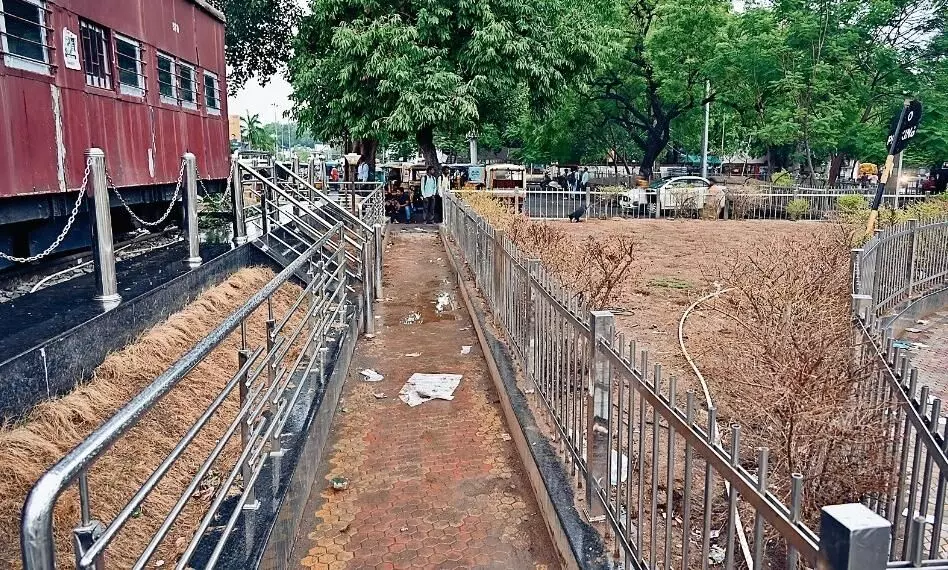 प्लेटफाॅर्म के लिए ढूंढना पड़ता है रास्ता, हर तरफ गार्डन और वाहन आते हैं नजर प्लेटफाॅर्म के लिए ढूंढना पड़ता है रास्ता, हर तरफ गार्डन और वाहन आते हैं नजर