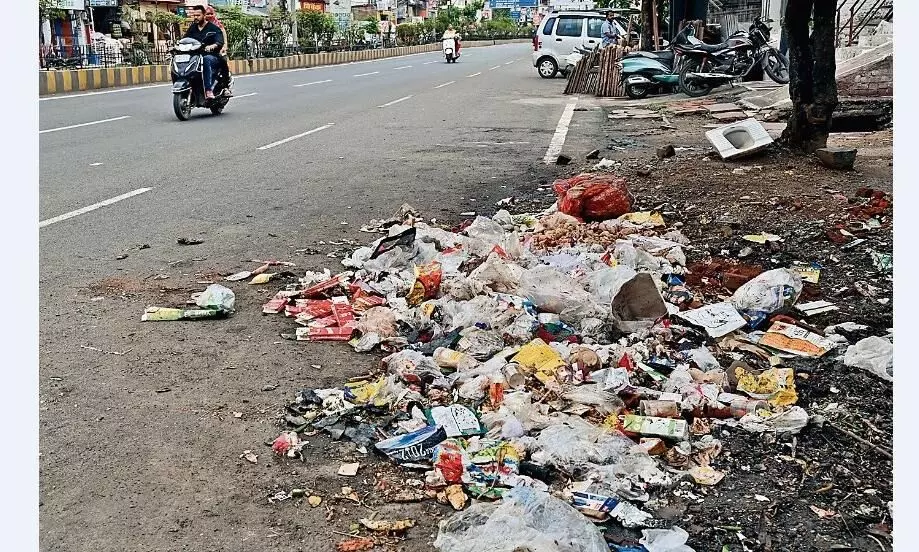 डोर-टू-डोर कचरा कलेक्शन व्यवस्था पटरी से उतरी, जगह-जगह लगने लगे कचरे के ढेर डोर-टू-डोर कचरा कलेक्शन व्यवस्था पटरी से उतरी, जगह-जगह लगने लगे कचरे के ढेर