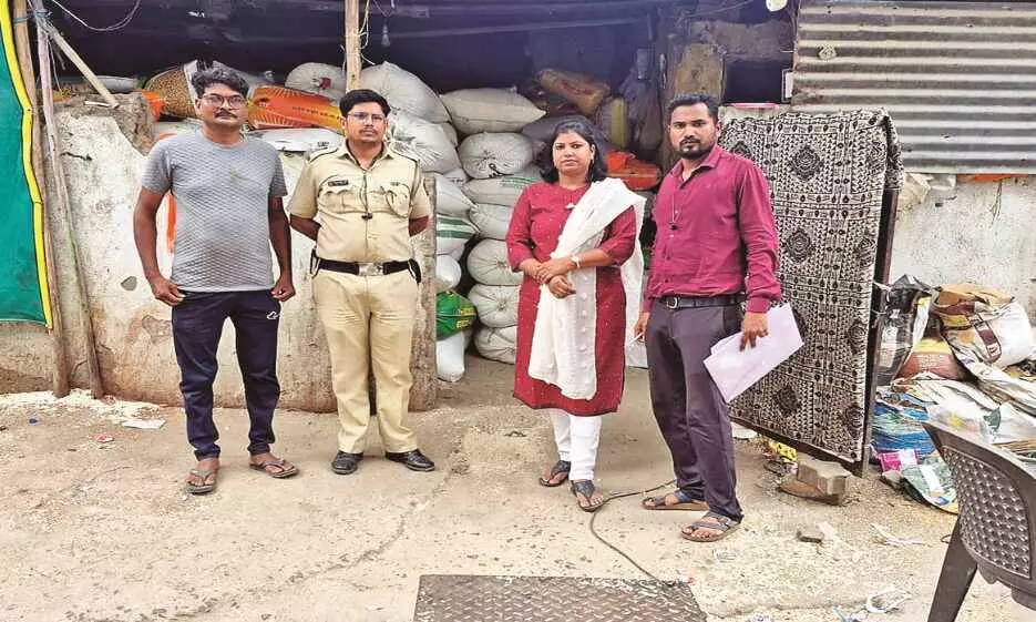 राशन की कालाबाजारी मामले का भांडाफोड़, 500 क्विंटल चावल जब्त - अनाज माफिया सक्रीय राशन की कालाबाजारी मामले का भांडाफोड़, 500 क्विंटल चावल जब्त - अनाज माफिया सक्रीय
