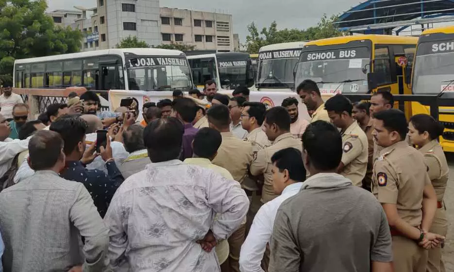 ग्रामीण आरटीओ में 3 घंटे तनाव, 100 से ज्यादा स्कूल बसें खड़ी कर जताई नाराजगी ग्रामीण आरटीओ में 3 घंटे तनाव, 100 से ज्यादा स्कूल बसें खड़ी कर जताई नाराजगी