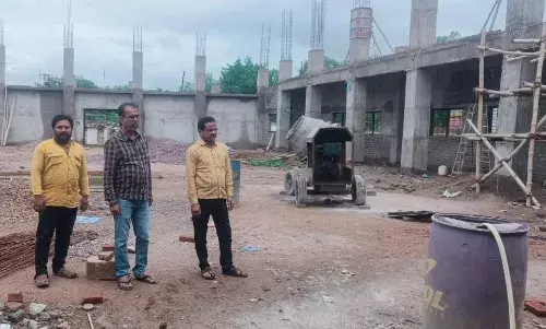 नवागत सीएमओ उमाशंकर मिश्रा ने निर्माण कार्यों का किया निरीक्षण, धीमी प्रगति पर ठेकेदार को दिया नोटिस