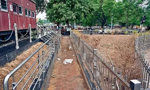 प्लेटफाॅर्म के लिए ढूंढना पड़ता है रास्ता, हर तरफ गार्डन और वाहन आते हैं नजर