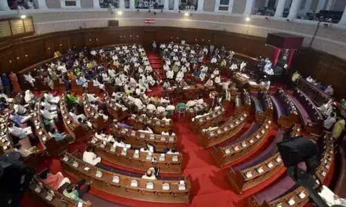 विधानसभा के बाहर प्रदर्शन कर रहे चार बीजेपी विधायक मौजूदा सत्र के लिए निलंबित