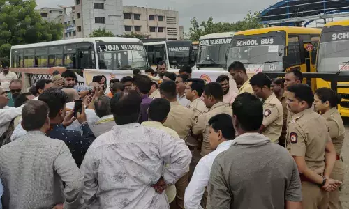 ग्रामीण आरटीओ में 3 घंटे तनाव, 100 से ज्यादा स्कूल बसें खड़ी कर जताई नाराजगी