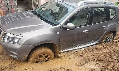 सीवर लाइन निर्माण में मनमानी, टाइम लिमिट के 14 माह बाद भी 40 प्रतिशत काम शेष