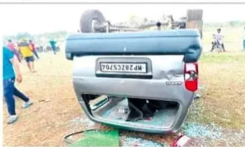 युवती से छेड़छाड़, गुस्साएं ग्रामीणों ने कार को किया आग के हवाले