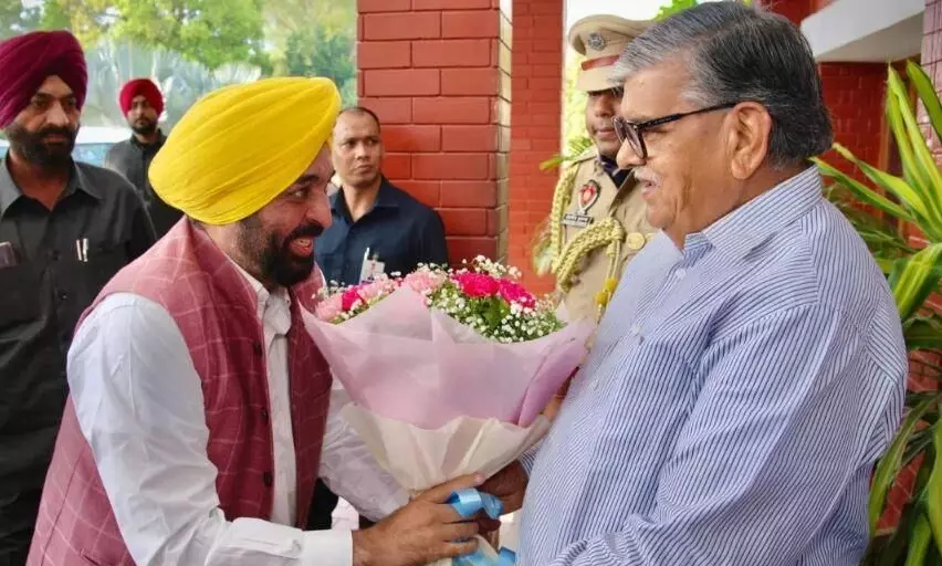 पंजाब में तेज हुई सियासी हलचल, राज्यपाल से मिले सीएम भगवंत मान, कैबिनेट विस्तार को लेकर दिया बड़ा बयान पंजाब में तेज हुई सियासी हलचल, राज्यपाल से मिले सीएम भगवंत मान, कैबिनेट विस्तार को लेकर दिया बड़ा बयान