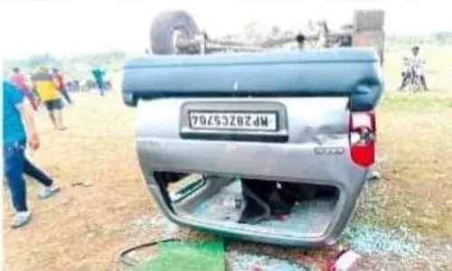 युवती से छेड़छाड़, गुस्साएं ग्रामीणों ने कार को किया आग के हवाले