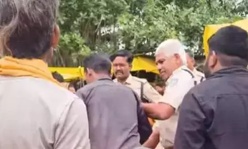 पुलिस ने मर्यादा की तार-तार, वाहन चैकिंग के दौरान एएसआई ने भीड के सामने महिला के खींचे बाल