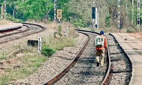 रायपुर ट्रेन ट्रैक पर चली नहीं, ब्रेक लगना शुरू हो गए