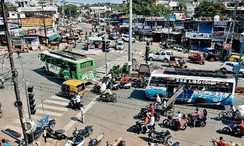 हर चौराहे पर सिग्नल, पर बंद हैं, अफसर भी रोज निकलते हैं