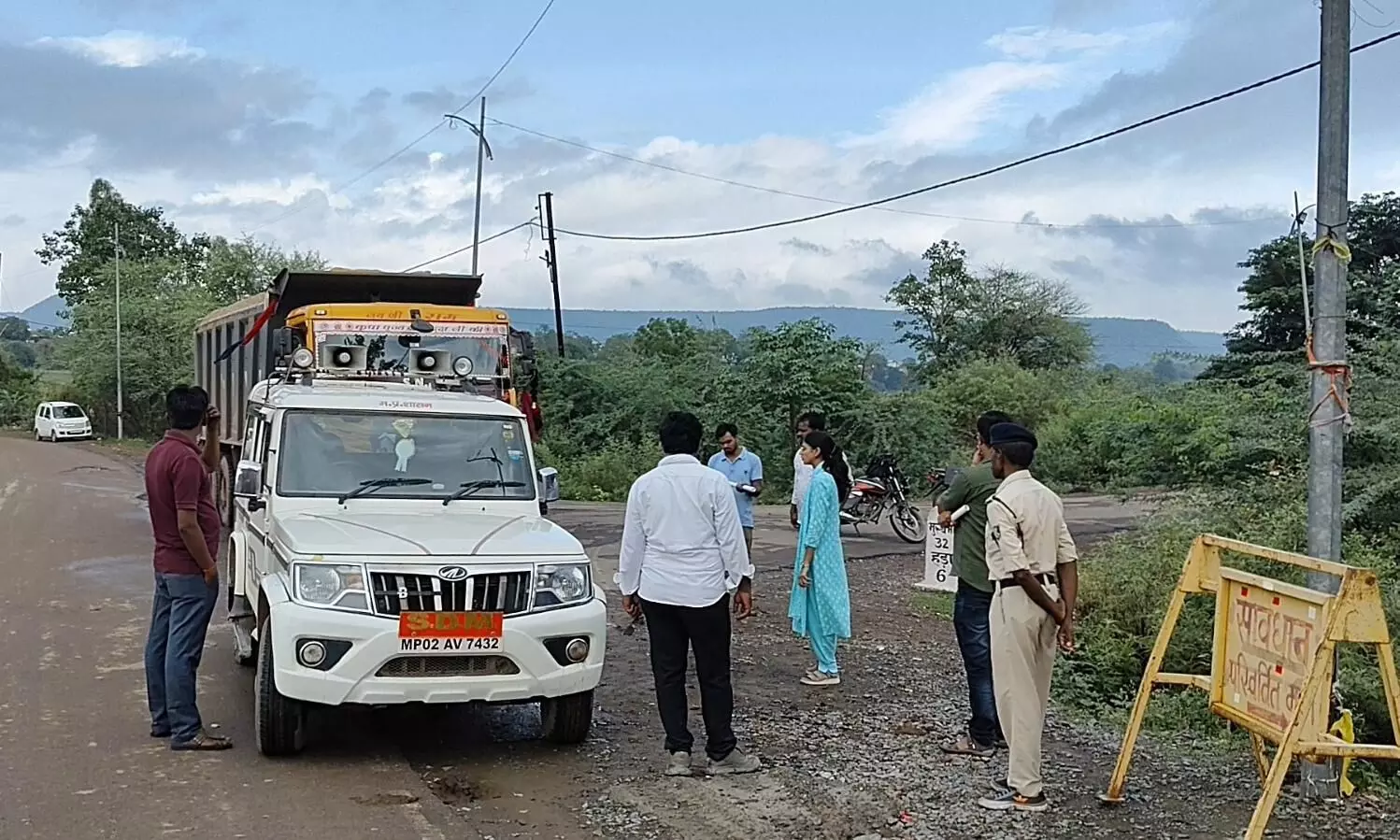 क्षमता से अधिक रेत से भरे डम्फर को एसडीएम ने किया जप्त क्षमता से अधिक रेत से भरे डम्फर को एसडीएम ने किया जप्त
