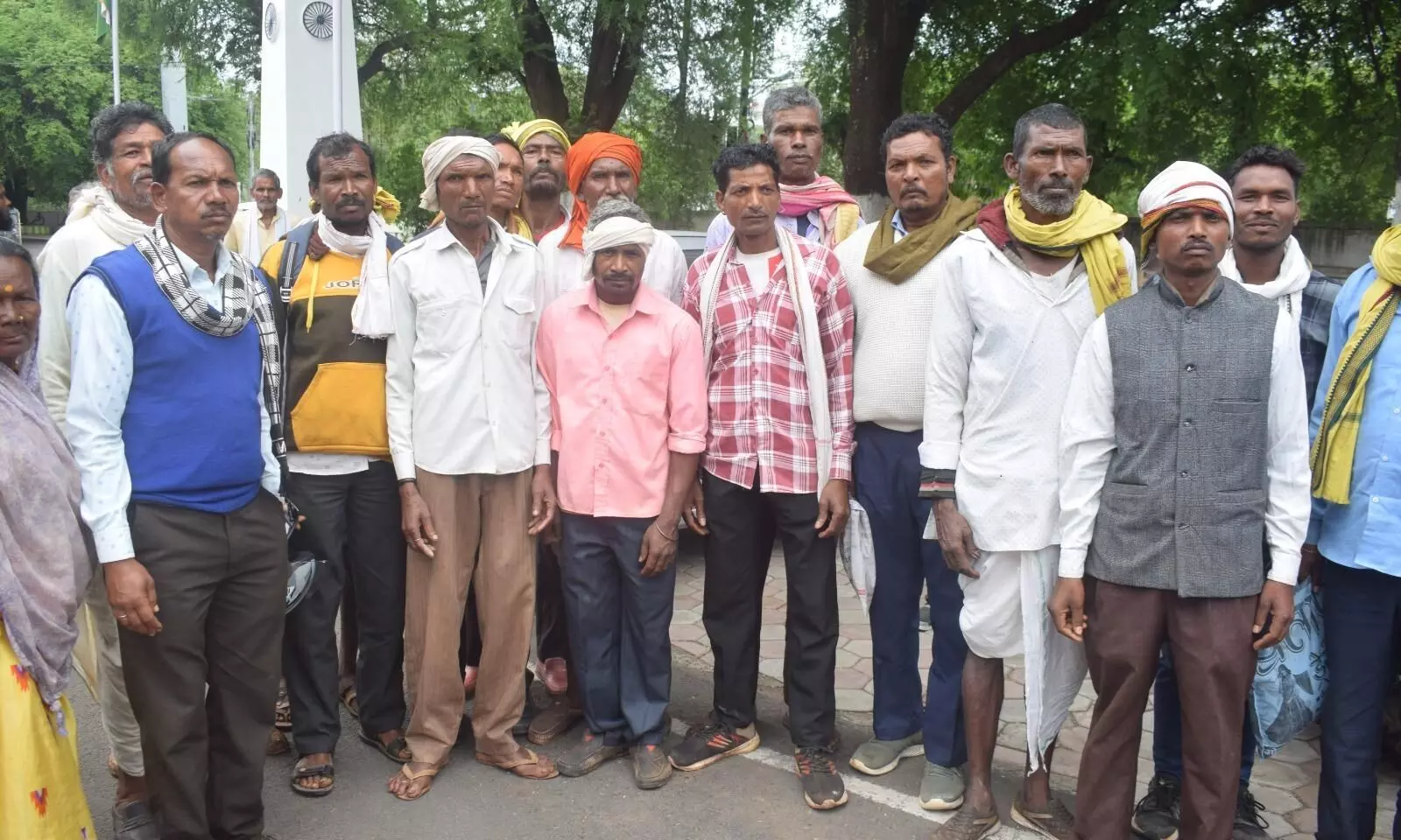 आदिवासी किसानों ने जनसुनवाई में पहुंचकर अधिकारियों से लगाई गुहार आदिवासी किसानों ने जनसुनवाई में पहुंचकर अधिकारियों से लगाई गुहार