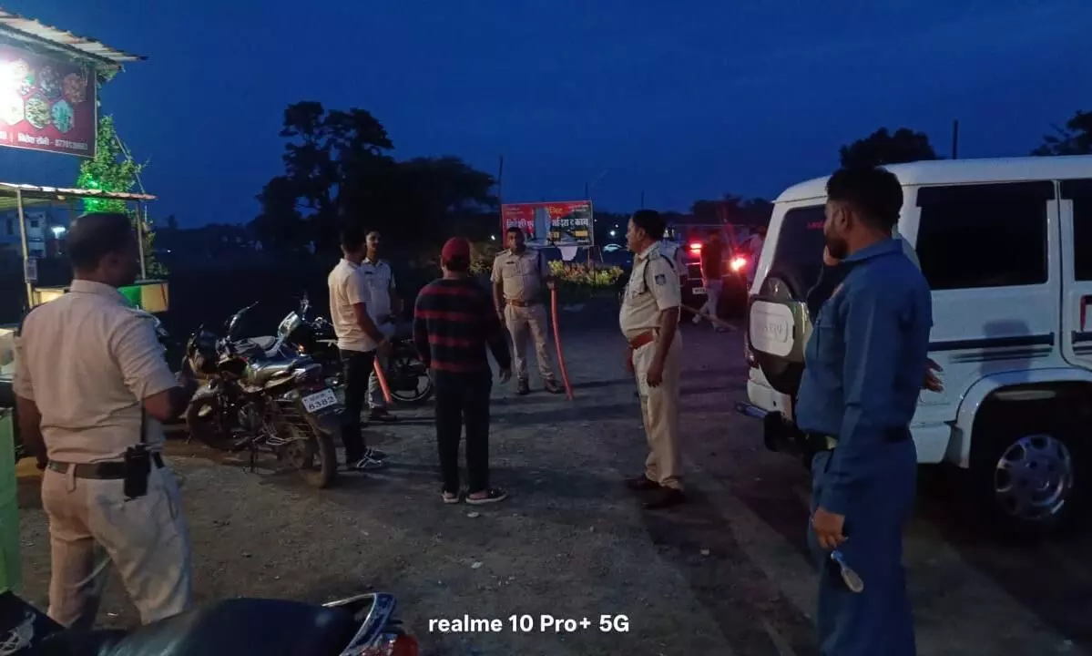 रोहना रिंग रोड पर पुलिस ने शराब कारोबारियों के दो गुटों को खदेड़ा रोहना रिंग रोड पर पुलिस ने शराब कारोबारियों के दो गुटों को खदेड़ा