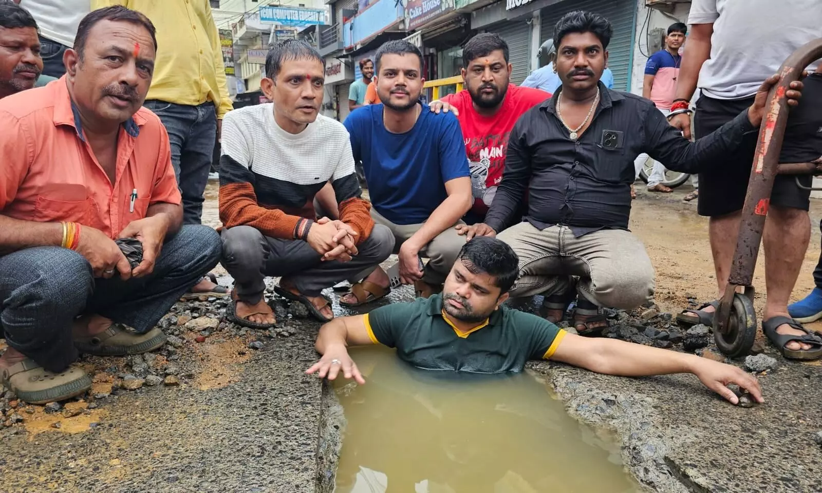 पाइप फटा, पार्षद ने नाली में बहते हुए पानी में बैठकर किया प्रदर्शन पाइप फटा, पार्षद ने नाली में बहते हुए पानी में बैठकर किया प्रदर्शन