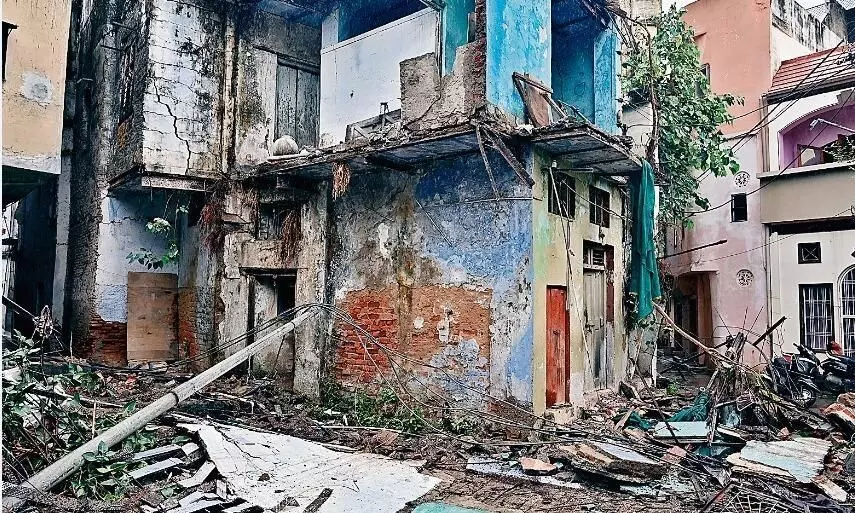 मकान का छज्जा गिरने से फैला करंट, वृद्धा को रेस्क्यू कर निकाला मकान का छज्जा गिरने से फैला करंट, वृद्धा को रेस्क्यू कर निकाला