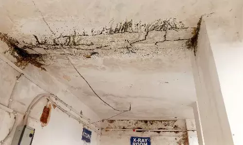 पहली बारिश में खुली निर्माण कार्य की पोल, सामुदायिक स्वास्थ्य केन्द्र की छत से टपकने लगा पानी