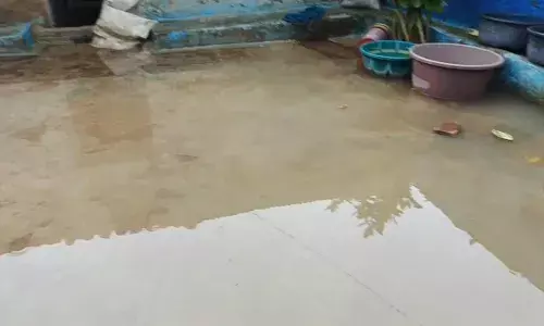 नाली व निकासी के प्रबंध न होने से एक दर्जन लोगों के घरो में भरा पानी
