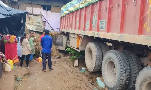तेज रफ्तार ट्रक अनियंत्रित होकर घर की दीवार से भिड़ा