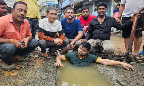 पाइप फटा, पार्षद ने नाली में बहते हुए पानी में बैठकर किया प्रदर्शन