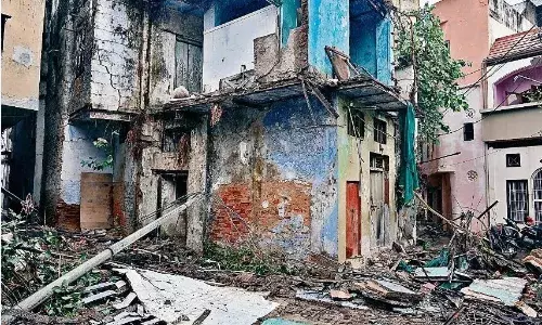मकान का छज्जा गिरने से फैला करंट, वृद्धा को रेस्क्यू कर निकाला
