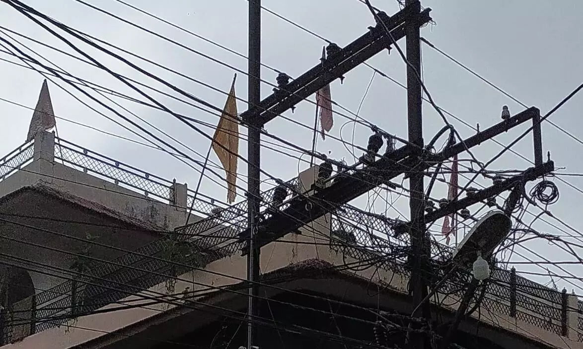कहीं विद्युत पोल पर कब्जा तो कहीं खुले ट्रांसफार्मर कहीं विद्युत पोल पर कब्जा तो कहीं खुले ट्रांसफार्मर
