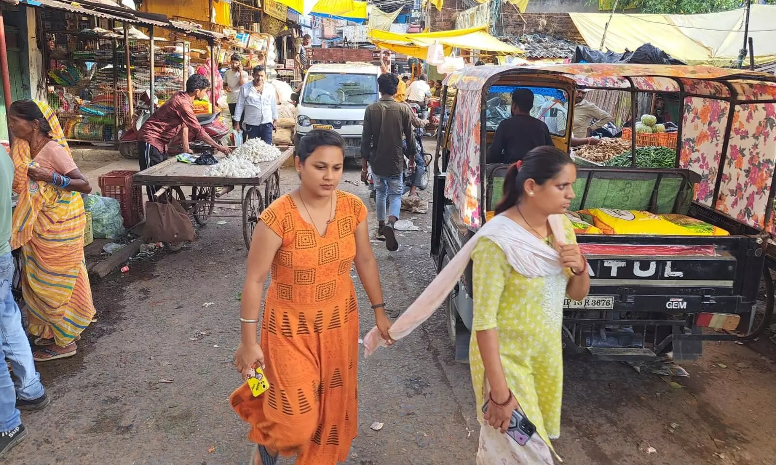 सडक़ पर दुकान, आवाजाही मुश्किल, समस्या पर ध्यान नहीं दे रही नगर पालिका सडक़ पर दुकान, आवाजाही मुश्किल, समस्या पर ध्यान नहीं दे रही नगर पालिका